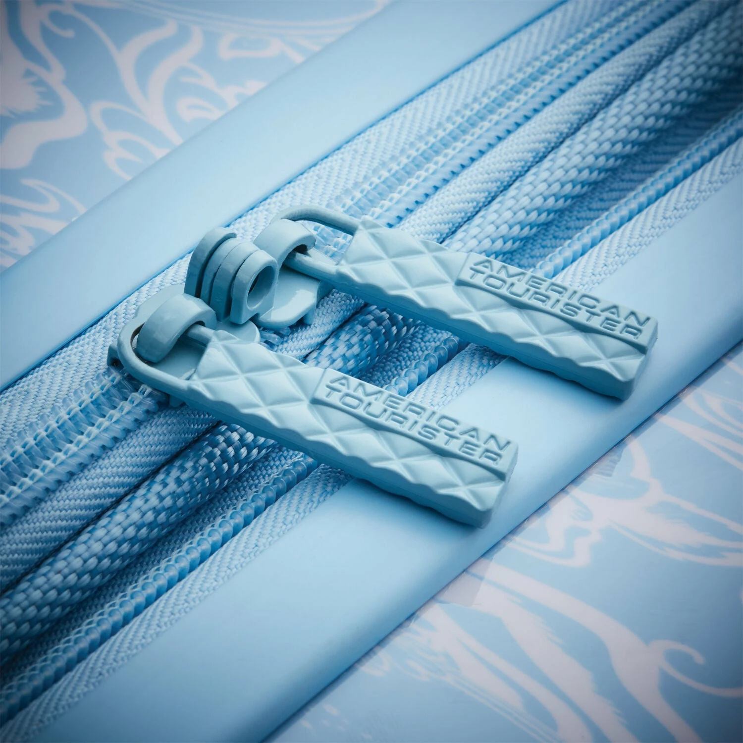 American Tourister Disney Cinderella 20" Spinner 6 American Tourister Disney Cinderella 20" Spinner - Image 4